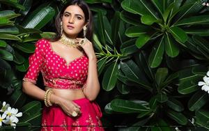 Jasmin Bhasin donnes the traditional Indian look with elegance